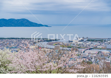 【静岡県】桜満開の香貫山から沼津の街並みを見る 【静岡県】桜満開の香貫山から沼津の街並みを見る 118263595