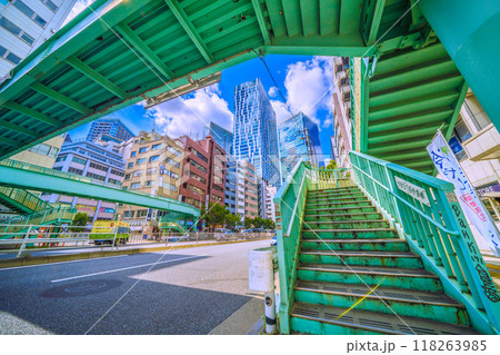 日本の東京都市景観 歩道橋のある街。渋谷三丁目歩道橋などを望む。奥に渋谷ストリームなど＝11日 118263985