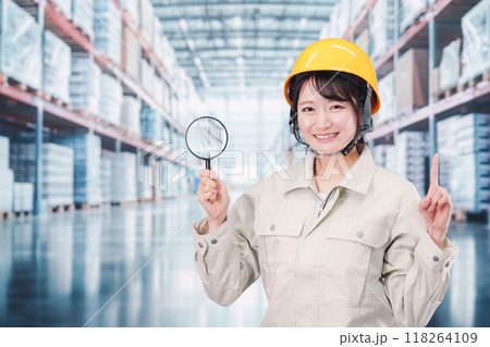倉庫で在庫を探す作業服姿の女性 118264109