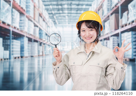 倉庫で在庫を探す作業服姿の女性 倉庫で在庫を探す作業服姿の女性 118264110