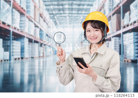 倉庫で在庫を探す作業服姿の女性 倉庫で在庫を探す作業服姿の女性 118264113