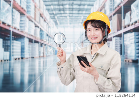 倉庫で在庫を探す作業服姿の女性 118264114