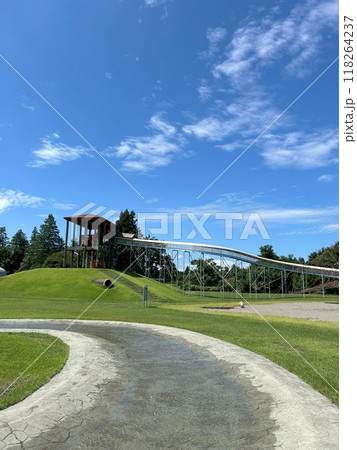 田舎の公園の水場と長い滑り台 118264237