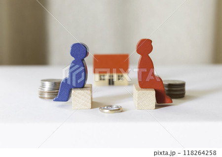 離婚の夫婦 別れるカップル お金イメージ 離婚の夫婦 別れるカップル お金イメージ 118264258