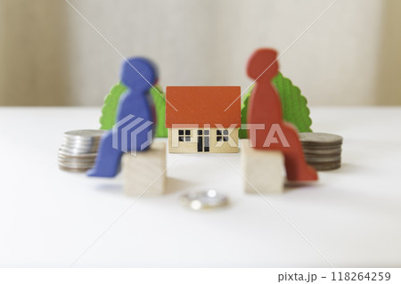 離婚の夫婦 別れるカップル お金イメージ 118264259