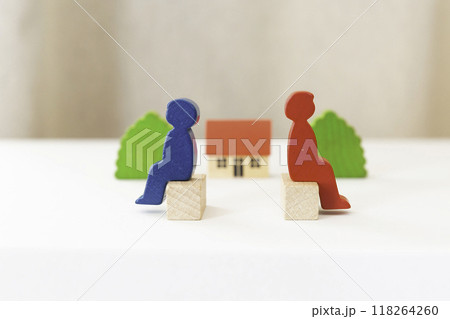 離婚の夫婦 仮面夫婦 けんかするカップル 離婚の夫婦 仮面夫婦 けんかするカップル 118264260