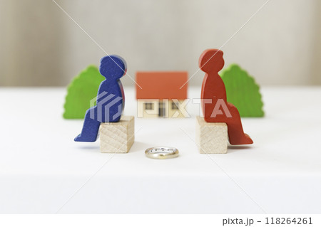 離婚の夫婦 別れるカップル 財産分与イメージ 離婚の夫婦 別れるカップル 財産分与イメージ 118264261