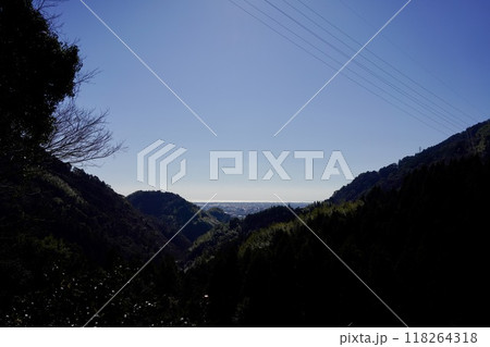 山間の先に見える街並み 118264318
