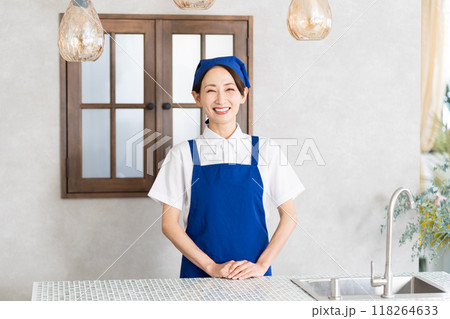 エプロン姿の家事代行サービスの女性 118264633