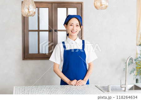 エプロン姿の家事代行サービスの女性 118264634