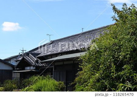 日本家屋の瓦屋根と青空 日本家屋の瓦屋根と青空 118265470