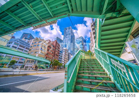 日本の東京都市景観 歩道橋のある街。渋谷三丁目歩道橋などを望む。奥に渋谷ストリームなど＝11日 118265658