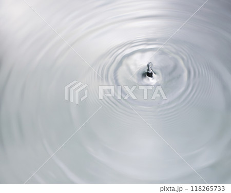 水面に落ちる雫 118265733