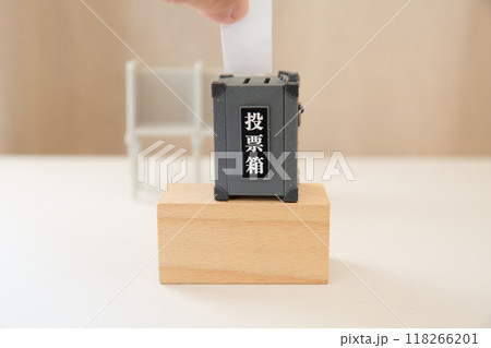 選挙のイメージ 投票箱と投票する指先 手元 選挙のイメージ 投票箱と投票する指先 手元 118266201