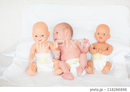 Little baby on white bed Little baby on white bed 118266898