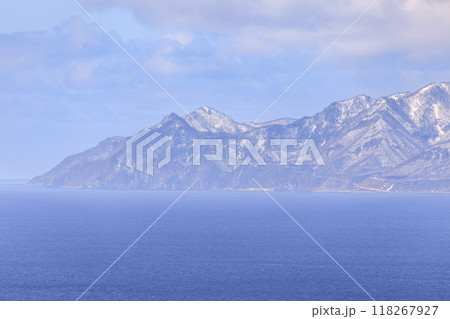 北海道岩内町、観音山にある円山展望台から積丹岳を望む【3月】 118267927
