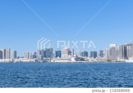 東京都中央区晴海　快晴の晴海ふ頭と東京の街並み 118268089