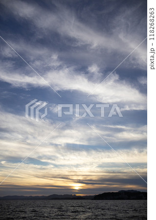 湖に沈む夕日 118268263