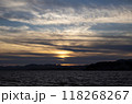 湖に沈む夕日 118268267