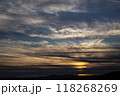 湖に沈む夕日 118268269