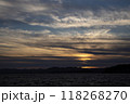 湖に沈む夕日 118268270