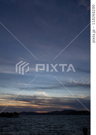 湖に沈む夕日 118268280