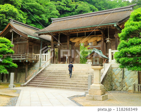 松江市美保関の美保神社の大しめ縄の神門 118268349