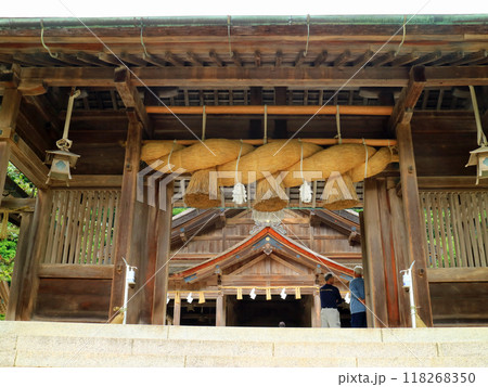 松江市美保関の美保神社神門の大しめ縄 118268350