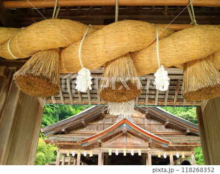松江市美保関の美保神社神門の大しめ縄 松江市美保関の美保神社神門の大しめ縄 118268352