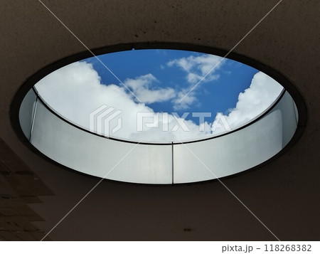 天井の丸窓から見える空の風景① 天井の丸窓から見える空の風景① 118268382