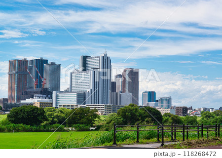 川崎市　武蔵小杉のタワーマンション群と桜並木の風景 118268472