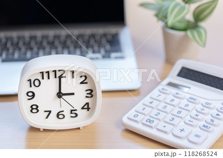 デスクワーク　時間　3時　15時　3：00　15：00　 118268524