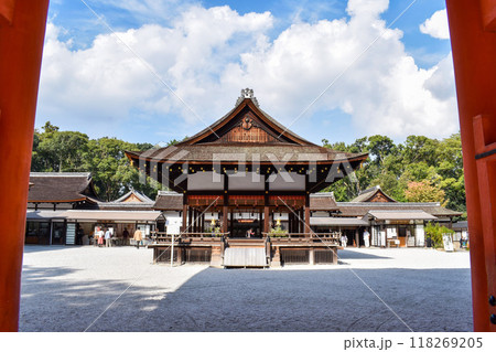 【春の京都観光】下鴨神社の楼門と境内の舞殿【パワースポットとお花見】 118269205