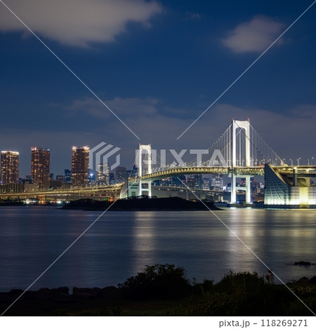ライトアップされた夜のレインボーブリッジ 118269271