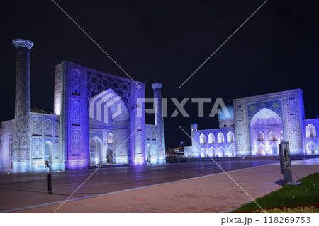 Night view of the 15th century Tillya-Kori Madrasahin on Registan Square in Samarkand, Uzbekistan 118269753