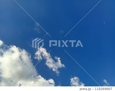 Horizontal shot of clouds in a clear blue sky Horizontal shot of clouds in a clear blue sky 118269807