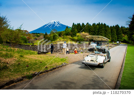 残雪の富士山麓で遊ぶ親子連れとゴーカート 残雪の富士山麓で遊ぶ親子連れとゴーカート 118270370