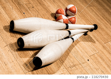 ジャグリング用のクラブとボール 118270430