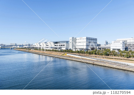 東京都江東区豊洲 様々な水産物を取り扱う快晴の豊洲市場(水産卸売場棟) 東京都江東区豊洲 様々な水産物を取り扱う快晴の豊洲市場(水産卸売場棟) 118270594