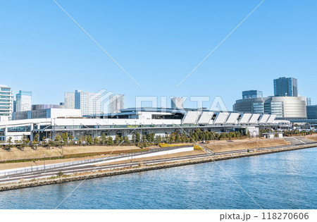 東京都江東区豊洲　各地から集められた様々な青果を取り扱う豊洲市場青果棟 118270606