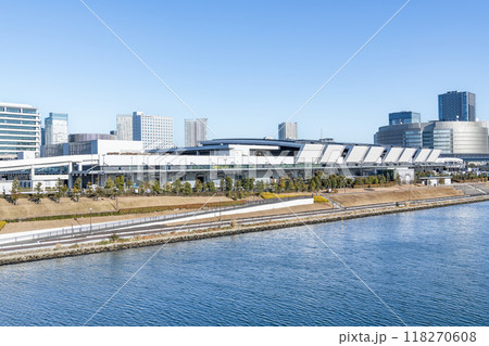 東京都江東区豊洲　各地から集められた様々な青果を取り扱う豊洲市場青果棟 118270608