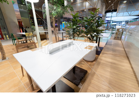 Long sheets are how acrylic panels seem. On the table's middle, the transparent color obscured it. Long sheets are how acrylic panels seem. On the table's middle, the transparent color obscured it. 118271023