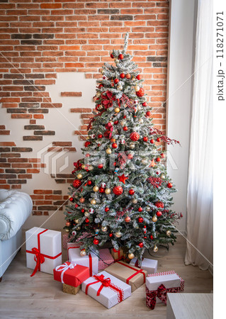 Christmas tree with presents underneath in living room 118271071