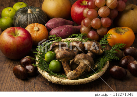 秋の食材と松茸 118271349