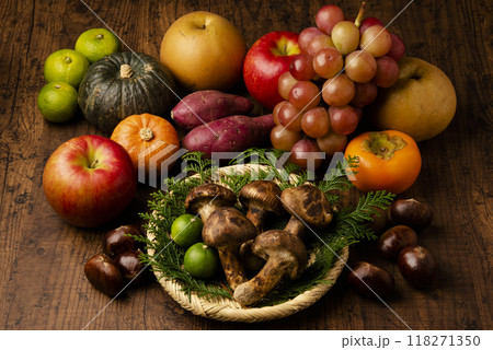 秋の食材と松茸 118271350