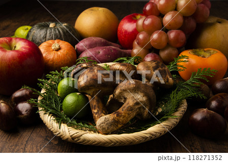 秋の食材と松茸 118271352