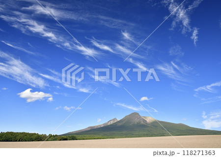 初秋の北海道森町赤井川地区で快晴の青空と駒ヶ岳の風景を撮影 118271363