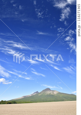 初秋の北海道森町赤井川地区で快晴の青空と駒ヶ岳の風景を撮影 118271365