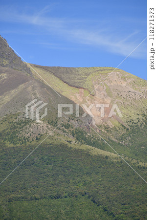 初秋の北海道森町赤井川地区で快晴の青空と駒ヶ岳の風景を撮影 118271373