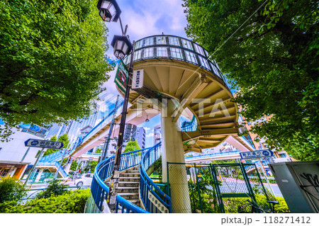 日本の東京都市景観 歩道橋のある街。渋谷橋歩道橋。明治通りや駒沢通り（起点）などを望む。四角形… 118271412